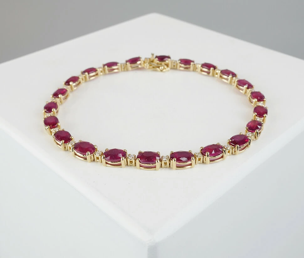 Christian robijn armband