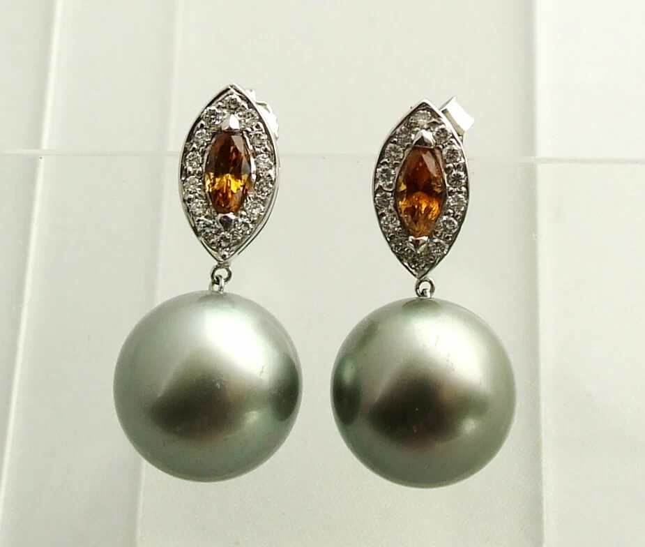 Gouden oorbellen met cultive parels en diamanten