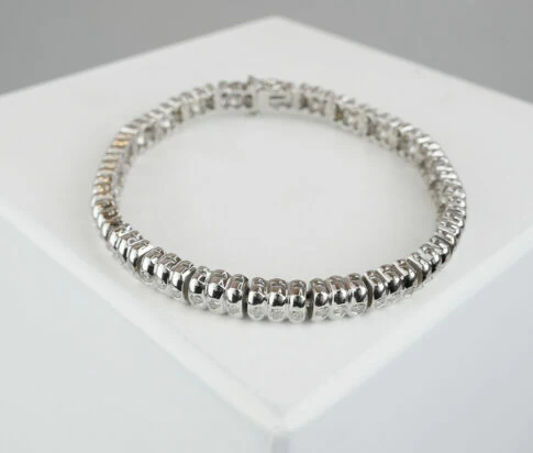 Christian wit gouden armband met diamanten