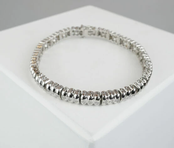 Christian wit gouden armband met diamanten