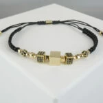 Christian armband met gouden kubus