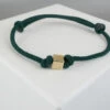 Donker groene armband met gouden kubus