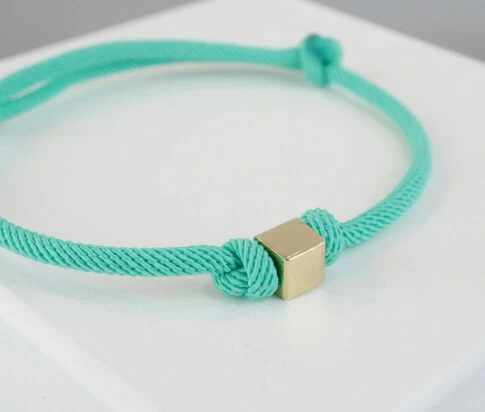 Groene armband met gouden kubus