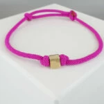 Roze armband met gouden kubus