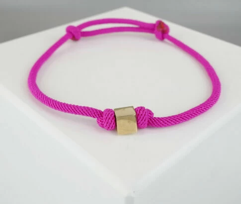 Roze armband met gouden kubus