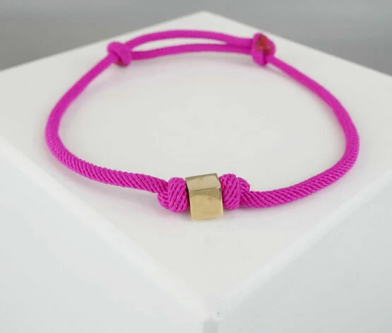 Roze armband met gouden kubus
